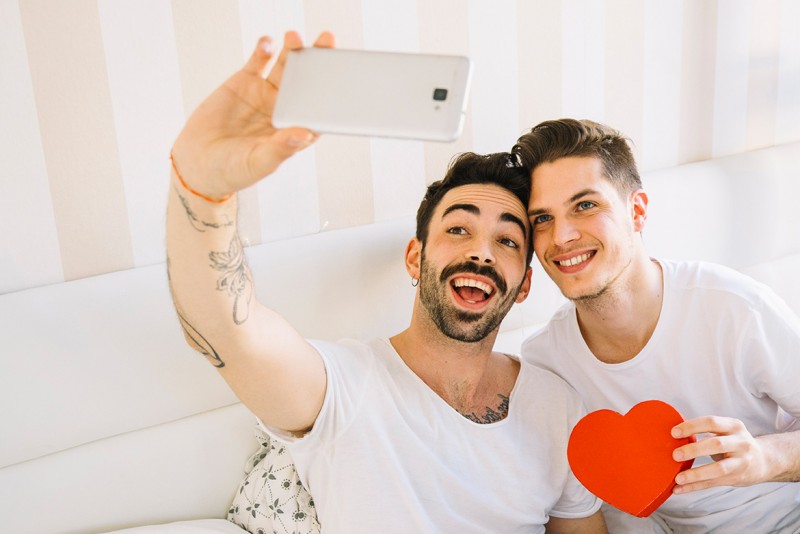 Rencontre gay en ligne : le guide pour réussir ses rencontres et flirts